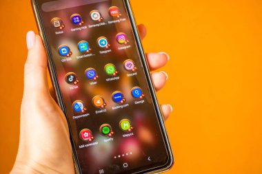 Prag - Çek - 22 Temmuz 2024: Cep telefonu kullanan kadının ekranı her gün farklı uygulama simgeleri gösteriyor. Yüksek kalite fotoğraf