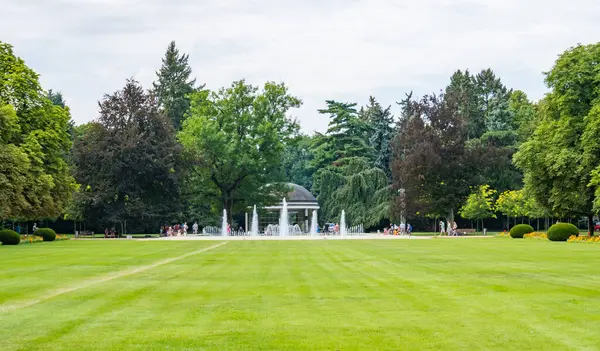 Podebrady - Çek - 27 Temmuz 2024: Çek Cumhuriyeti 'nin Podebrady kentindeki ünlü kolonada' da maden suyu kaynağı. Yüksek kalite fotoğraf