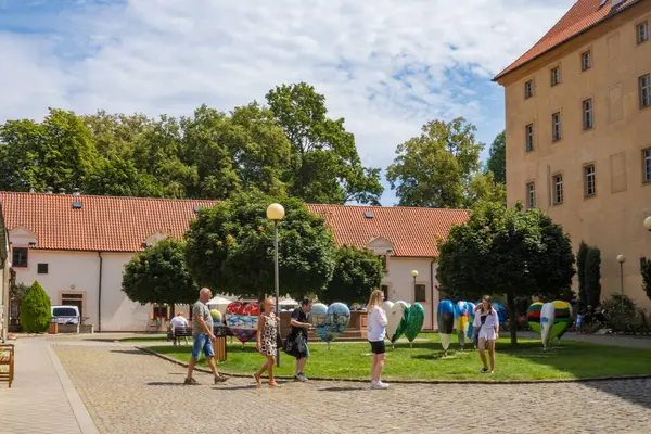 Podebrady - Çek- 27 Temmuz 2024 Podebrady Kalesi 'nin iç avlusu. AB Ülkelerinin Resimleriyle Kupa Sergisi. Yüksek kalite fotoğraf