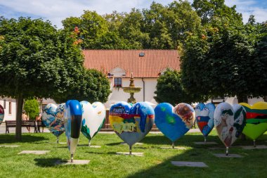 Podebrady - Çek- 27 Temmuz 2024 Podebrady Kalesi 'nin iç avlusu. AB Ülkelerinin Resimleriyle Kupa Sergisi. Yüksek kalite fotoğraf