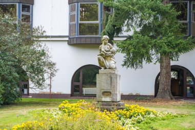 Podebradi- Çek- 27 Temmuz 2024: Şehrin merkez parkındaki anıt, sağlık merkezindeki kaplıca. Yüksek kalite fotoğraf