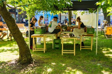 Podebradi- Çek- 27 Temmuz 2024: Central Park 'ta sokak satışları. Yüksek kalite fotoğraf