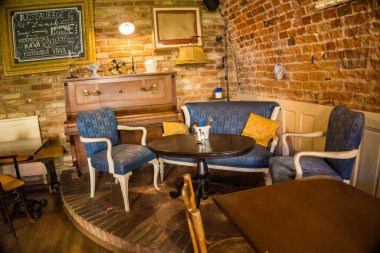 Klasik tarzda tasarlanmış geniş, rahat bir oturma odası. Çek Podebrady 'de bir restoranın dekorasyonu için. Yüksek kalite fotoğraf