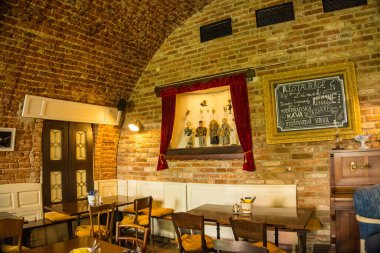 Podebradi- Çek- 27 Temmuz 2024: Podebrady tarihi şatosu ve eski kasaba meydanı binaları ve Çek Cumhuriyeti, Avrupa 'daki tahkimatlar. Yüksek kalite fotoğraf