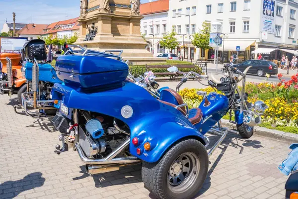 Podebradi- Çek- 27 Temmuz 2024: Meydanda farklı motosikletler. Motosiklet ya da motosiklet sezonunun başlangıcı. Yüksek kalite fotoğraf