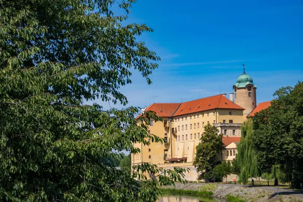 Podebradi- Çek- 27 Temmuz 2024: Podebrady tarihi şatosu ve eski kasaba meydanı binaları ve Çek Cumhuriyeti, Avrupa 'daki tahkimatlar. Yüksek kalite fotoğraf