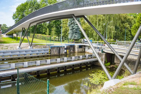 Kanal suyu, Çek Podebrady 'den Elba nehrine kadar uzanır. Yüksek kalite fotoğraf