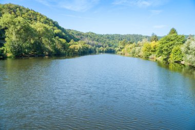 Sonbahar zamanı nehri Berounka 'nın, ormanın ve dağların güzel manzaraları, Çek. Yüksek kalite fotoğraf