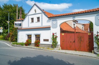 Çekoslovakya 'nın Hlasna Treban köyünün sokaklarından birinde ahşap kapılı antik bir tuğla kapı. Yüksek kalite fotoğraf