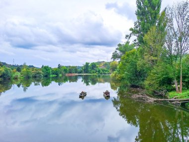 Berunka nehrinde balıkçı tekneleriyle su manzarası. Çekçe 'de sonbahar zamanı, Karlstejn yakınlarında. Yüksek kalite fotoğraf