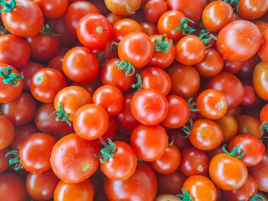 Çok sayıda domatesle dolu bir kutunun. Seçici odaklanma. Diyet ve sağlıklı beslenme kavramı. Yüksek kalite fotoğraf