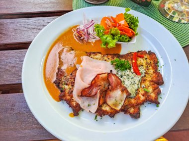 Peynirli biftek ve fırında domuz yağı. Izgara et ve bir bardak kırmızı şarap. Sağlıklı sıcak yemek. Yüksek kalite fotoğraf