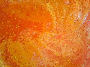 Domates sosu arka planı, yakın plan. Sağlıklı bir diyet için sebze domates içeceği. Domatesli taze domates suyu, ahşap masada tuz. Uzayı kopyala Yüksek kalite fotoğraf