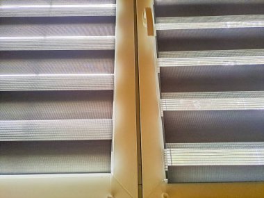 Pencere silindiri, gece gündüz ikili sistem. Evin içi rahat. Çift tekerlekli perdeler iç taraftaki pencereye yakın çekim yapıyor. Çift tekerlekli paten, yakın plan gri renkli. Zebra kör olur. Yüksek kalite fotoğraf