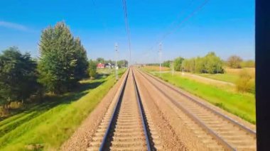 Şoförlerin bakış açısından sabah treninin çıkış noktası. Tren perspektifinden tren rayları görüldü. Polonya. Yüksek kaliteli FullHD görüntüler