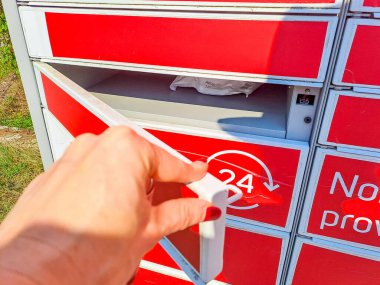 Teslimat dolabı. Otomat terminali ve paket kurye kutusuyla birlikte eller. Çevrimiçi satın alma servisi konsepti. Çek malı. Yüksek kalite fotoğraf