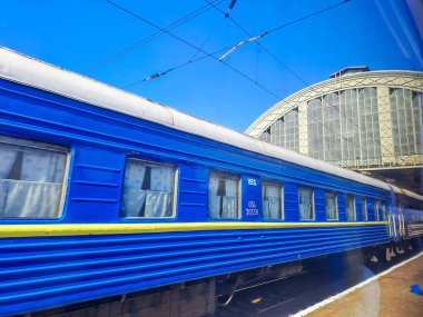 Lviv - Ukrayna - 20 Eylül 2024: Ukrayna 'nın batısındaki bir kasabadaki tren istasyonu. Yüksek kalite fotoğraf