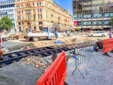 Prag - Çek - 2 Eylül 2024: Vatslovska Meydanı, Prag şehir merkezinde yol onarımı. Yüksek kalite fotoğraf