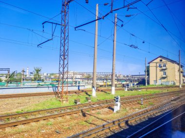 Lviv... Ukrayna... 20 Eylül 2024: tren rayları ve tren istasyonunda boyalı bir tren durağı. Yüksek kalite fotoğraf