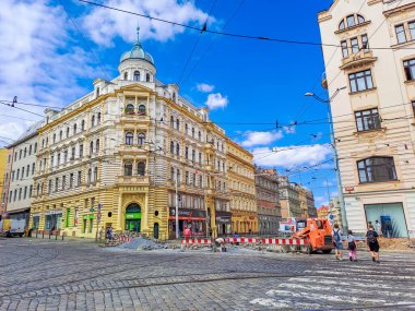 Prag-Çek-5 Ağustos 2024: Çek Cumhuriyeti 'nin Prag ilçesinde kaldırılmış bir asfalt tabakasıyla onarılan bir yol parçası. Yüksek kalite fotoğraf. Yüksek kalite fotoğraf