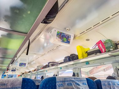 Lviv- Ukrayna - 20 Eylül 2024: otobüs, tren veya tramvay içindeki modern boş televizyon ekranı. Reklam, toplu taşıma konsepti tebligatı. Numara güzergahı hakkında yolcular için bilgi gösteriliyor
