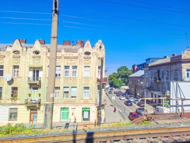 Lviv- Ukrayna - 20 Eylül 2024: Lviv 'deki cephe sokağındaki dekoratif balkonlar ve heykeller. Tarihçilik, Neo-Rönesans tarzı. Şehrin eteklerinde eski binalar olan sokaklar.