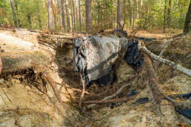 Ukrayna 'nın ön tarafındaki ormandaki bir tepede korunmuş siperler. Yüksek kalite fotoğraf