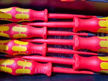 Bir kutuda koyu renk bir arka planda kırmızı tornavida seti. Yüksek kalite fotoğraf