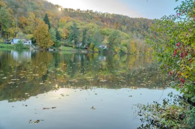 Berounka sonbahar nehrinin, ormanın ve dağların güzel manzarası, Çek. Yüksek kalite fotoğraf