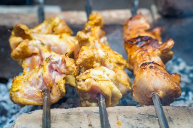 Salamura edilmiş şiş mangal ızgarasında mangal yapmaya hazırlanıyor. Şiş kebap ya da Şiş kebap Doğu Avrupa 'da popüler. Barbekü ızgarasında kızarmış kebap. Yüksek kalite fotoğraf