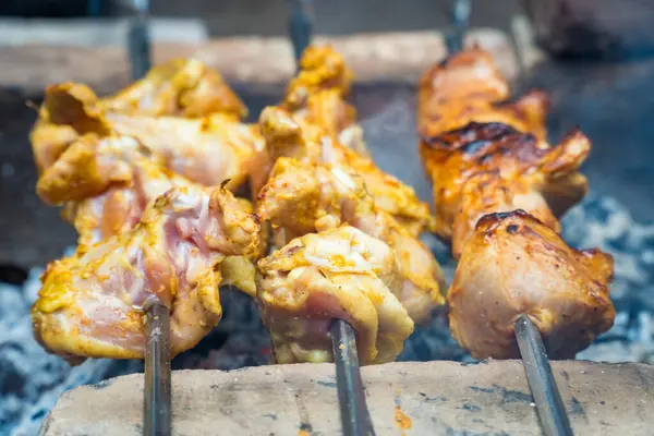 Salamura edilmiş şiş mangal ızgarasında mangal yapmaya hazırlanıyor. Şiş kebap ya da Şiş kebap Doğu Avrupa 'da popüler. Barbekü ızgarasında kızarmış kebap. Yüksek kalite fotoğraf