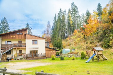 Dağlık arazide ahşap çocuk oyun parkı ve küçük bir kulübe Harrachov. Çek malı. Yüksek kalite fotoğraf