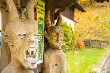 Harrachov - Çek - 25 Ekim 2024: Kafasında boynuzları olan Slav destanı efsanevi bir yaratığın tahta figürü. Yüksek kalite fotoğraf