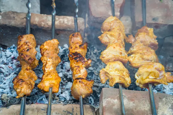 Salamura edilmiş şiş mangal ızgarasında mangal yapmaya hazırlanıyor. Şiş kebap ya da Şiş kebap Doğu Avrupa 'da popüler. Barbekü ızgarasında kızarmış kebap. Yüksek kalite fotoğraf