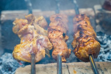 Salamura edilmiş şiş mangal ızgarasında mangal yapmaya hazırlanıyor. Şiş kebap ya da Şiş kebap Doğu Avrupa 'da popüler. Barbekü ızgarasında kızarmış kebap. Yüksek kalite fotoğraf