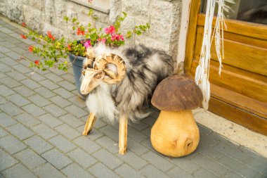 Dekorasyon. Koyun kürkü ve ahşap mantardan yapılmış koyun şeklinde bir sandalye. Yüksek kalite fotoğraf