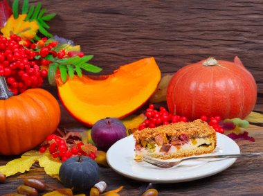 Sonbahar pişirme malzemeleri. Organik balkabakları, elmalar, cevizler ve bademler mevsimlik baharatlar, yaratıcı düz yatak. Şükran Günü ve sonbahar tatilleri için balkabağı ya da elmalı turta yapıyorum. Yüksek kalite fotoğraf