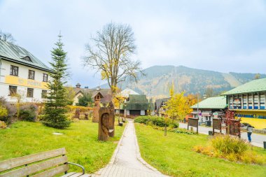 Harrachov - Çek - 25 Ekim 2024: Çek Cumhuriyeti 'nin kuzeyindeki bir kayak merkezinin sonbaharına bakın. Yüksek kalite fotoğraf