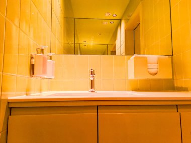 Modern ayna ve lavabo şık bir banyoda. Banyo bitirme işi. Lavabo, duş ve küvet, temiz modern, nüks. Yüksek kalite fotoğraf