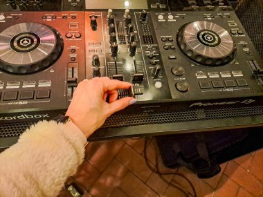 Kapat DJ canlı set çalar ve gece kulübündeki konsolda müzik karıştırır. Disk Şakacı Eller kulüp partisinde ses karıştırıcı istasyonunda. Müzik çalmak ve parti yapmak için DJ karıştırıcı denetleyici paneli.