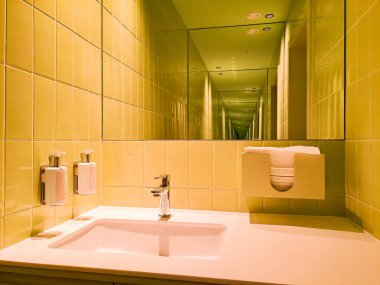 Modern ayna ve lavabo şık bir banyoda. Banyo bitirme işi. Lavabo, duş ve küvet, temiz modern, nüks. Yüksek kalite fotoğraf