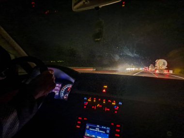 Sürücüler yola bakıyor, hareket halinde bulanık, sürücünün arabasından gece görüşü, yol manzarasında POV. Yüksek kalite fotoğraf