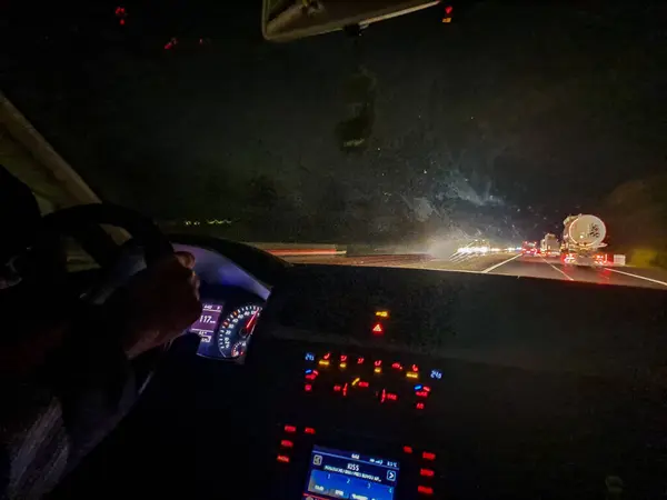 Sürücüler yola bakıyor, hareket halinde bulanık, sürücünün arabasından gece görüşü, yol manzarasında POV. Yüksek kalite fotoğraf