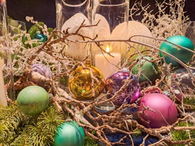 Noel ve yeni yıl için ev dekorasyonu. Hediye ve Noel alışverişi. Noel ağacı süslemelerine yakın çekim. Yüksek kalite fotoğraf