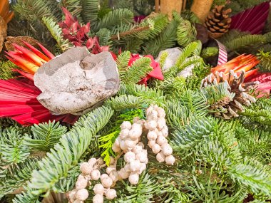 Noel ve yeni yıl için ev dekorasyonu. Hediye ve Noel alışverişi. Noel ağacı süslemelerine yakın çekim. Yüksek kalite fotoğraf