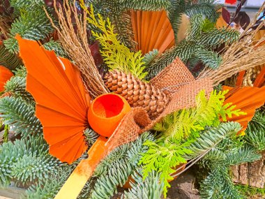 Noel ve yeni yıl için ev dekorasyonu. Hediye ve Noel alışverişi. Noel ağacı süslemelerine yakın çekim. Yüksek kalite fotoğraf