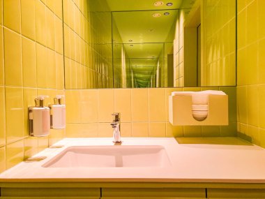 Modern ayna ve lavabo şık bir banyoda. Banyo bitirme işi. Lavabo, duş ve küvet, temiz modern, nüks. Yüksek kalite fotoğraf