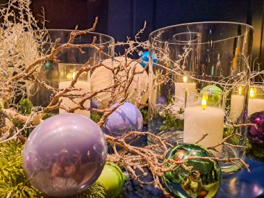 Noel ve yeni yıl için ev dekorasyonu. Hediye ve Noel alışverişi. Noel ağacı süslemelerine yakın çekim. Yüksek kalite fotoğraf