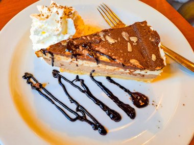 Tabağında fındık olan çikolatalı kek. Sağlıklı yemek, lezzetli tatlı. Yüksek kalite fotoğraf