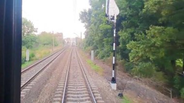 Şoförlerin bakış açısından tren yolculuğu manzarası. Tren perspektifinden tren rayları görüldü. Polonya. Yüksek kaliteli FullHD görüntüler